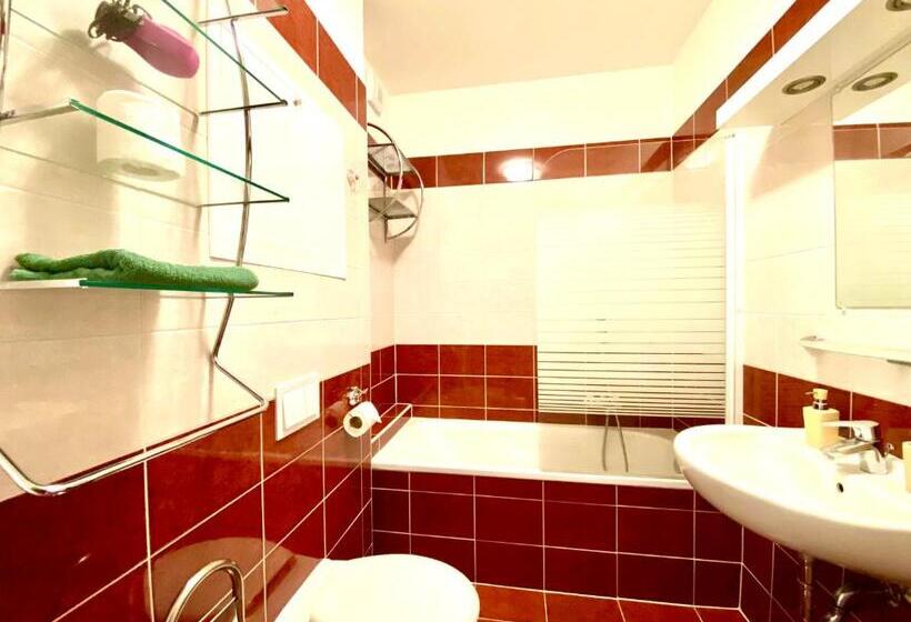 Perhestudio, Keleti Apart