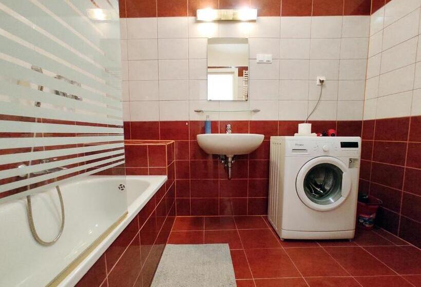 Perhestudio, Keleti Apart