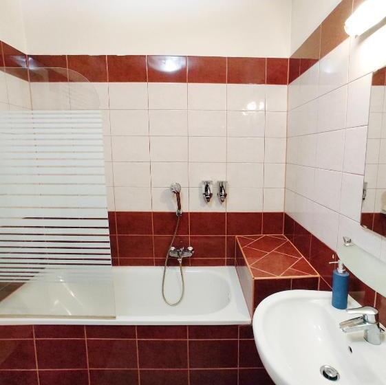 Perhestudio, Keleti Apart