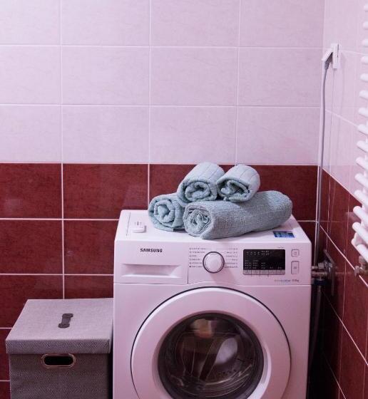 Perhestudio, Keleti Apart