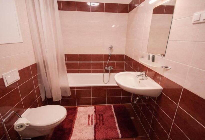 Perhestudio, Keleti Apart