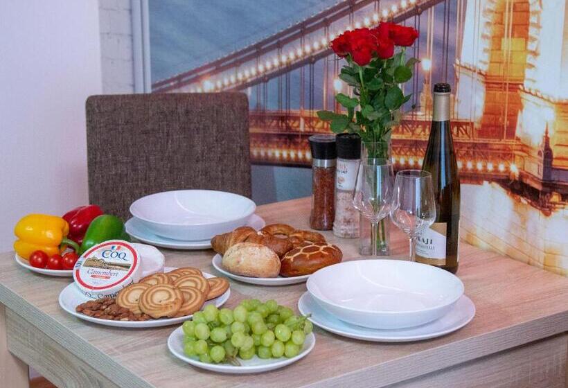 Perhestudio, Keleti Apart