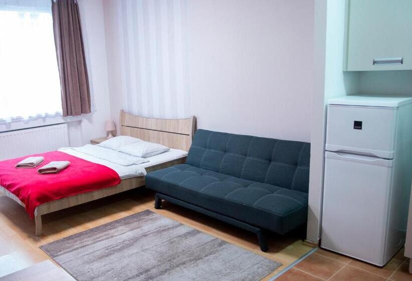 Perhestudio, Keleti Apart