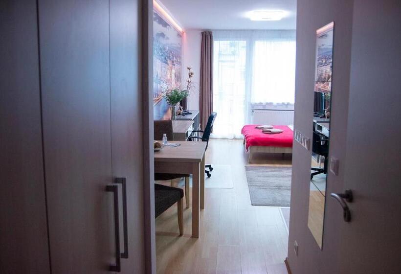 Perhestudio, Keleti Apart