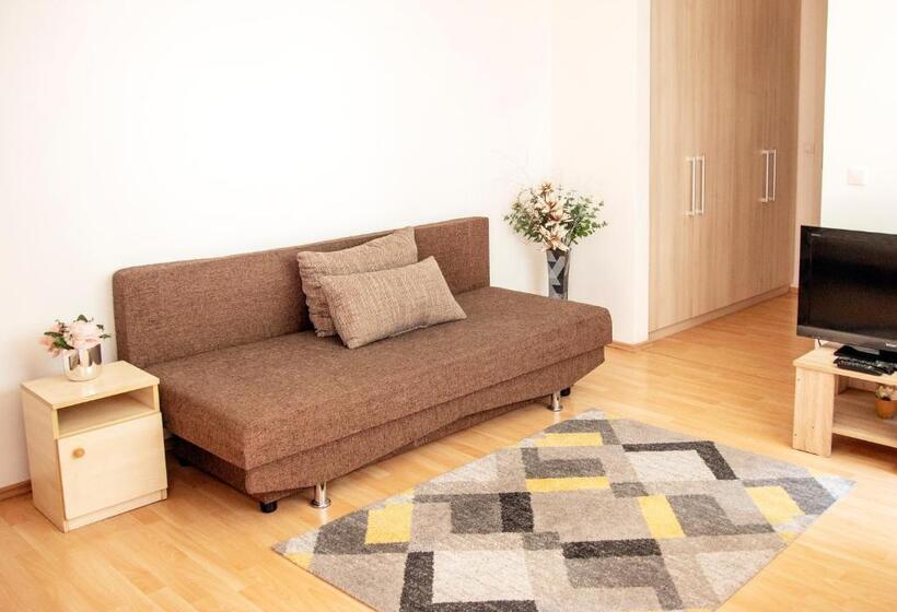 Perhestudio, Keleti Apart