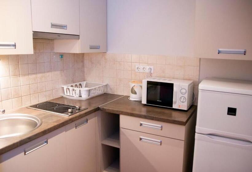 Perhestudio, Keleti Apart