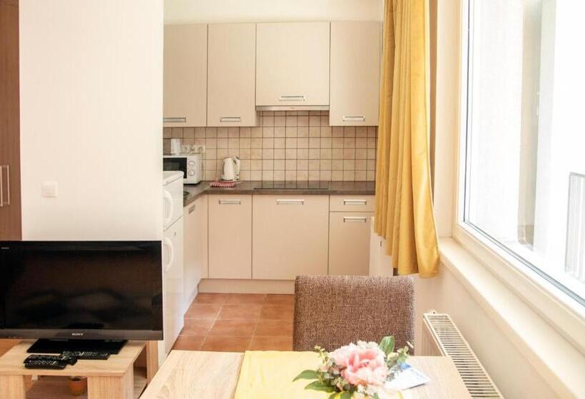 Perhestudio, Keleti Apart