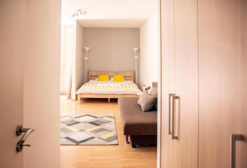 Perhestudio, Keleti Apart