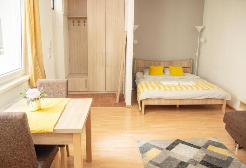 Perhestudio, Keleti Apart