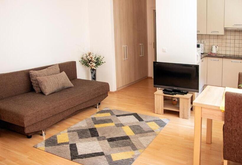 Perhestudio, Keleti Apart