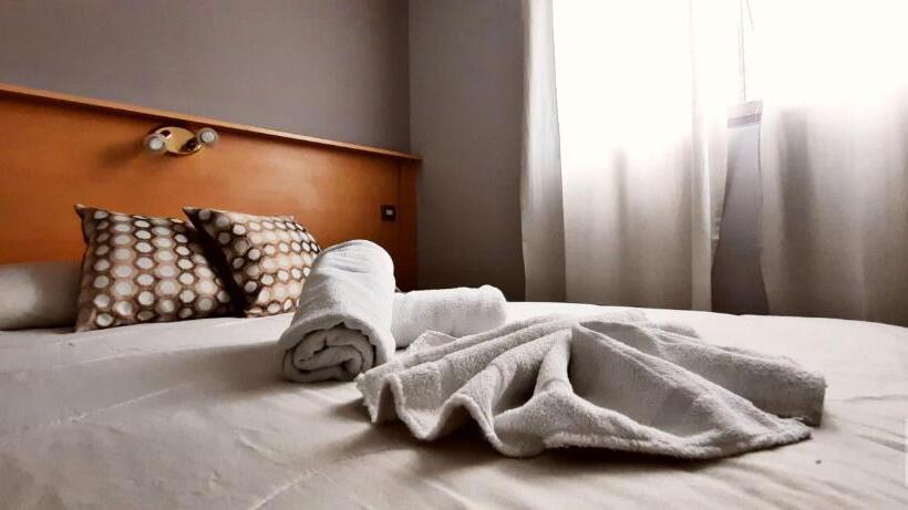 غرفة قياسية, Juan B Justo