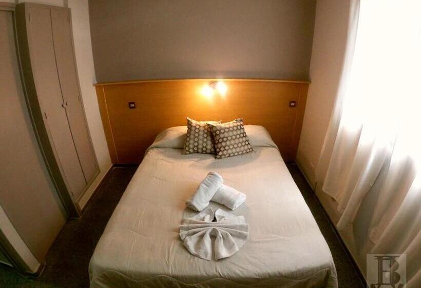 غرفة قياسية, Juan B Justo