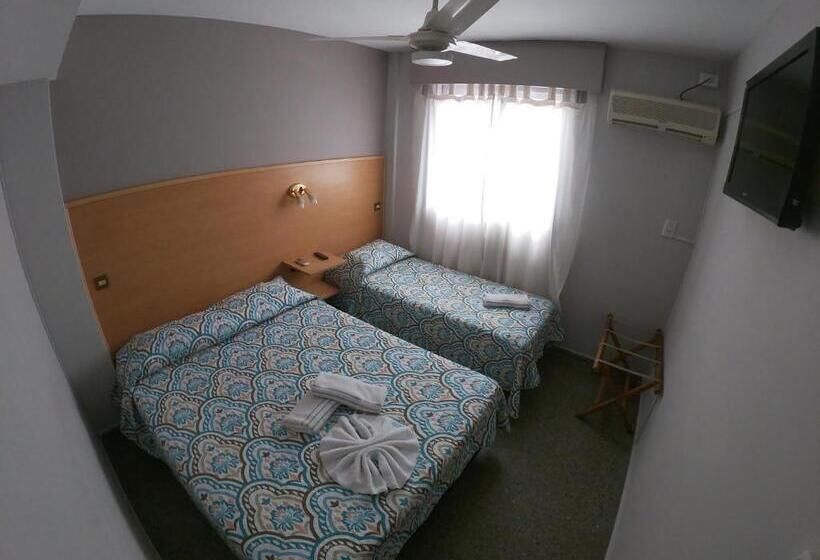 غرفة كلاسيكية ثلاثية, Juan B Justo