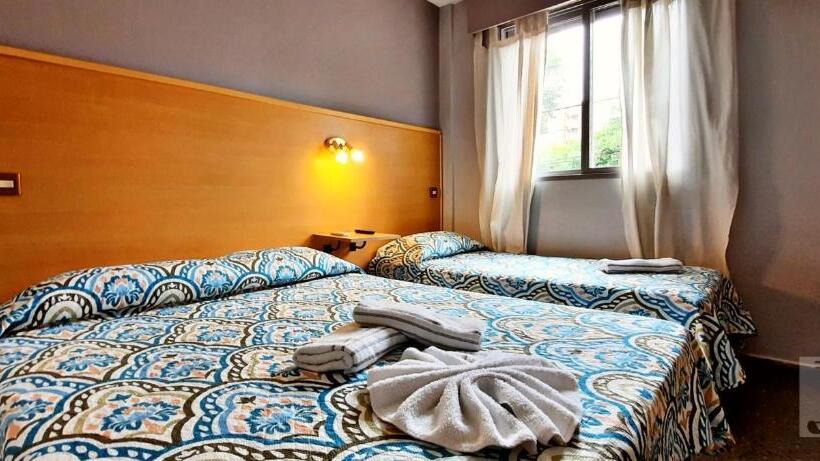 غرفة كلاسيكية ثلاثية, Juan B Justo