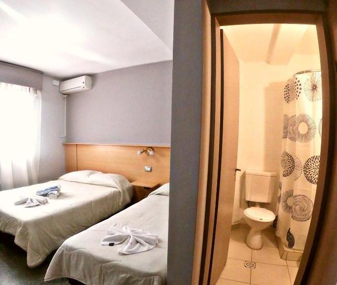 غرفة كلاسيكية ثلاثية, Juan B Justo