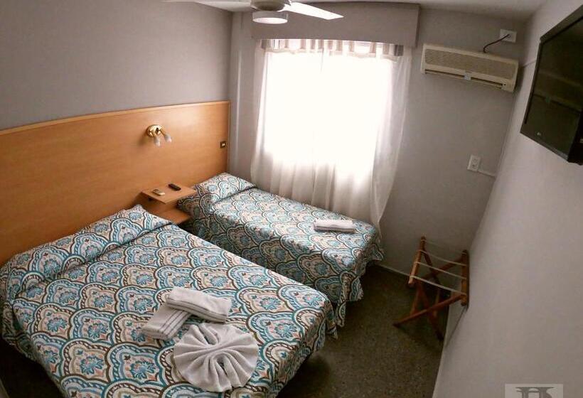 غرفة كلاسيكية ثلاثية, Juan B Justo