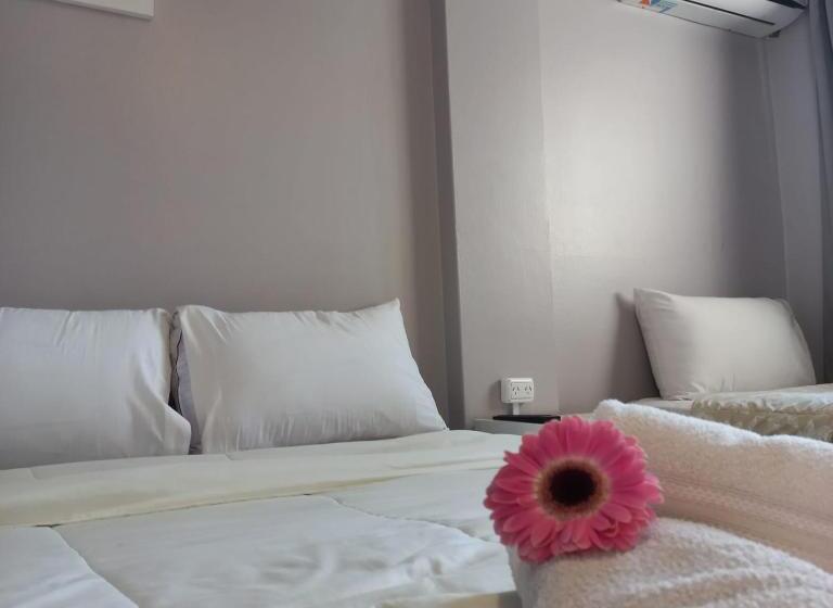 غرفة كلاسيكية ثلاثية, Juan B Justo