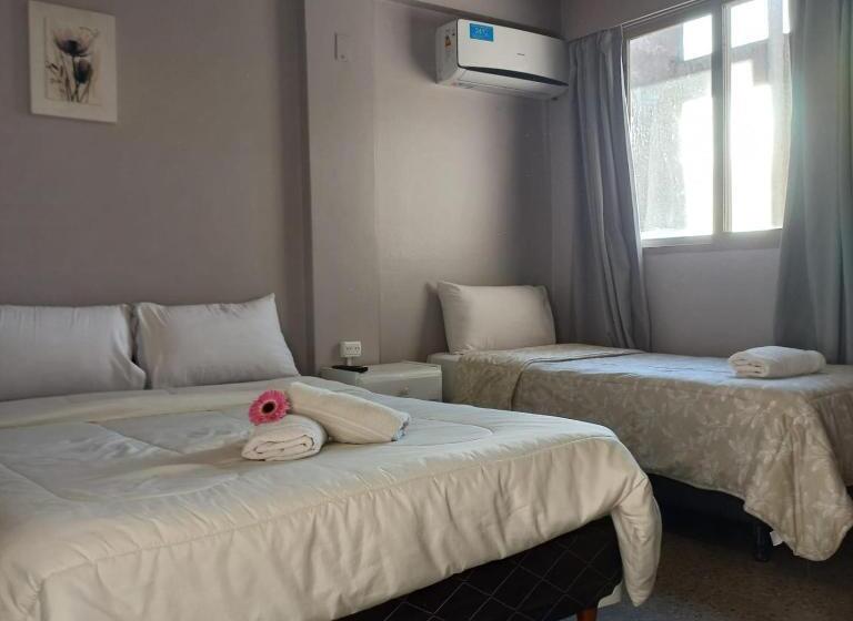 غرفة كلاسيكية ثلاثية, Juan B Justo