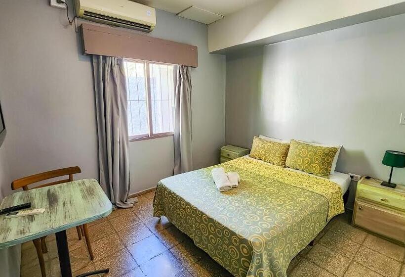 غرفة قياسية, Juan B Justo