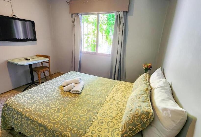 غرفة قياسية, Juan B Justo