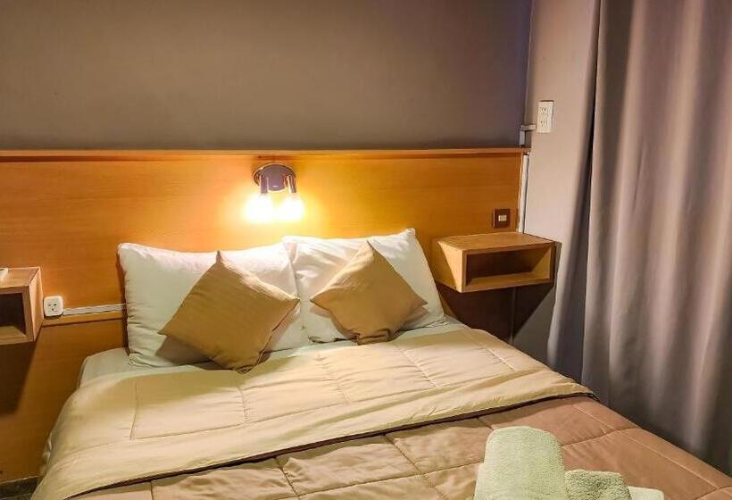 غرفة قياسية, Juan B Justo