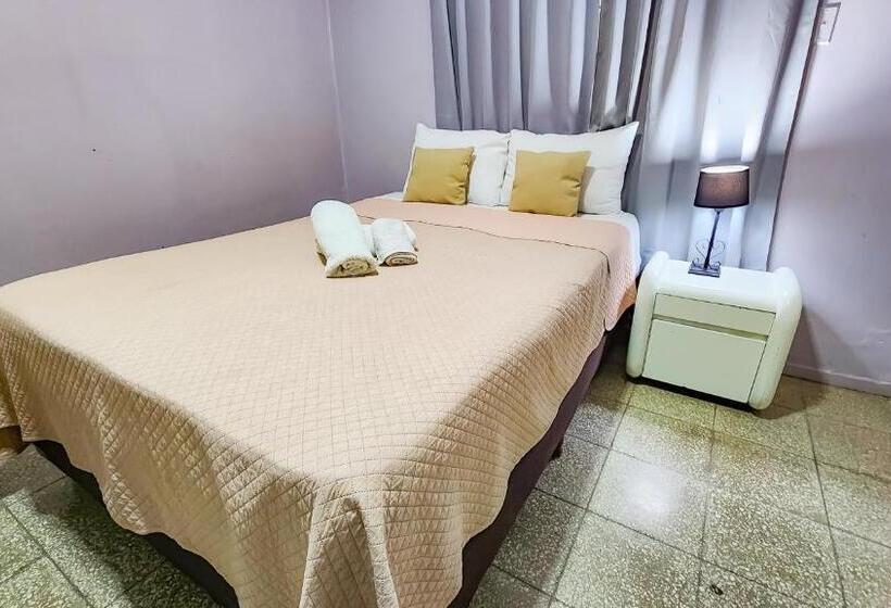 غرفة قياسية, Juan B Justo