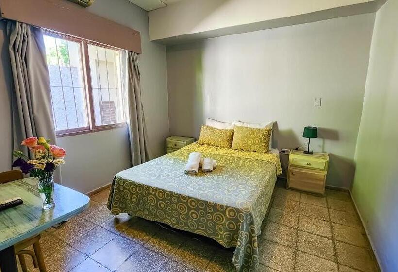 غرفة قياسية, Juan B Justo