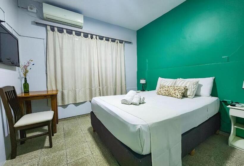 غرفة قياسية, Juan B Justo