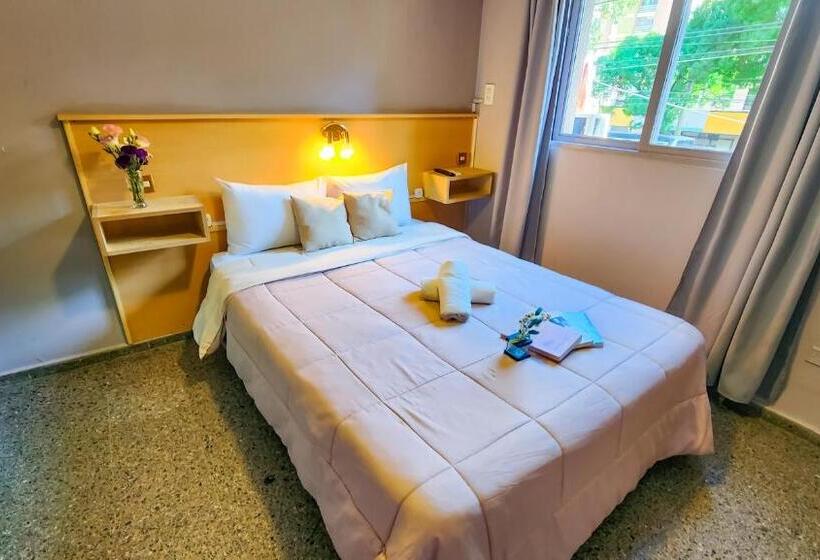 غرفة قياسية, Juan B Justo