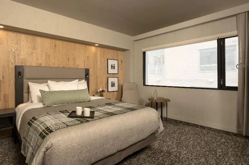 キングサイズベッドのスタンダードルーム, Peaks Hotel And Suites