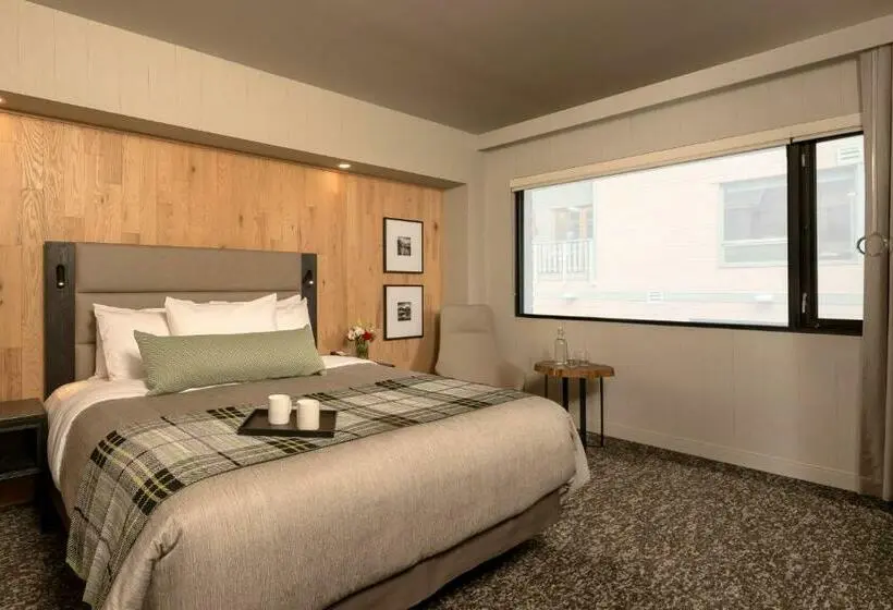 キングサイズベッドのスタンダードルーム, Peaks Hotel And Suites