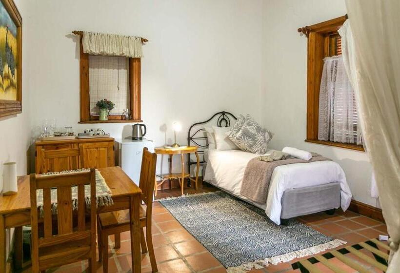 اتاق خانوادگی, Ravenscliff Manor