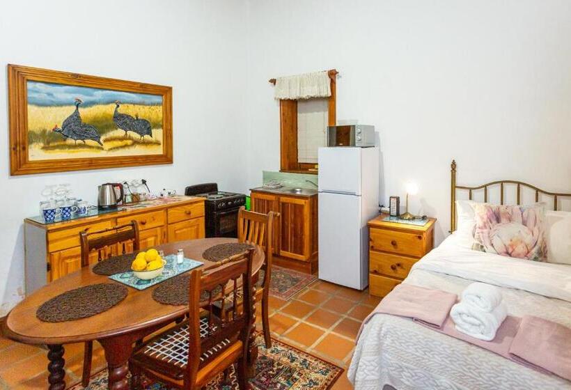 اتاق خانوادگی, Ravenscliff Manor