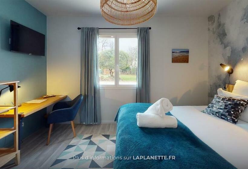 غرفة قياسية مطلّة علي حمام السباحة, La Planette