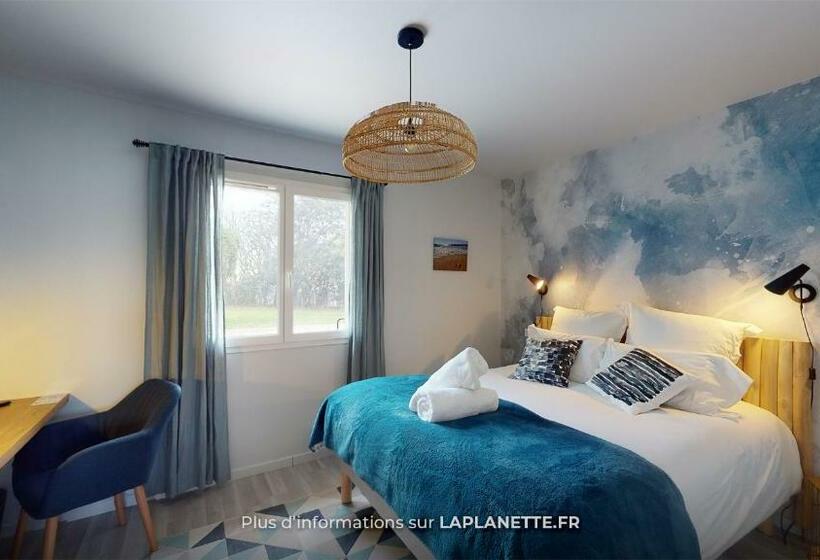 غرفة قياسية مطلّة علي حمام السباحة, La Planette