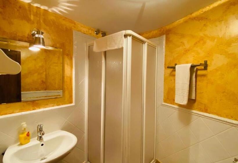 اتاق استاندارد سه تخته با بالکن, Hostel Plaza Mayor Corredera