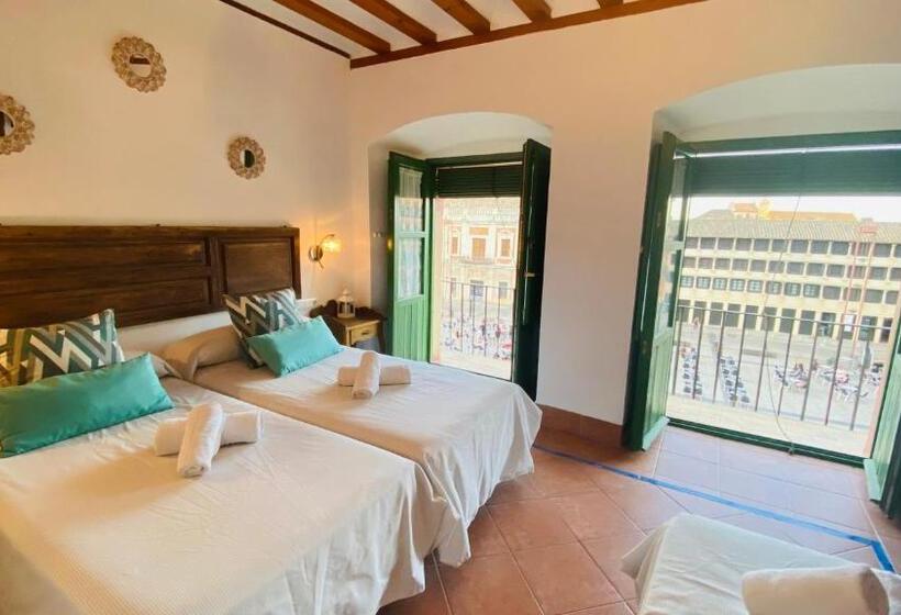 اتاق استاندارد سه تخته با بالکن, Hostel Plaza Mayor Corredera