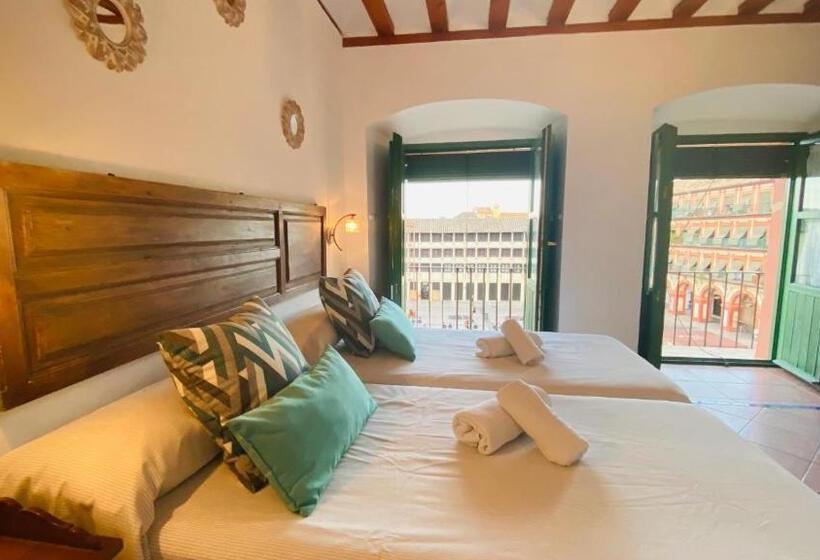 اتاق استاندارد سه تخته با بالکن, Hostel Plaza Mayor Corredera