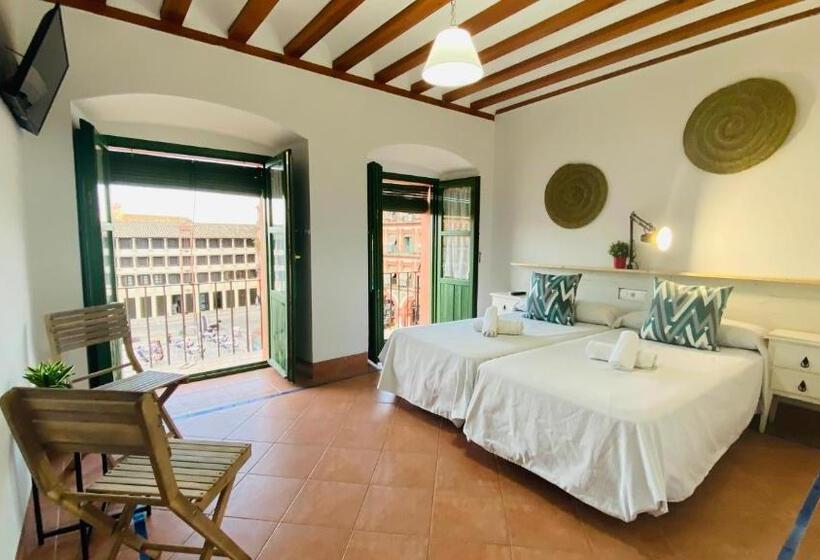 اتاق استاندارد سه تخته با بالکن, Hostel Plaza Mayor Corredera