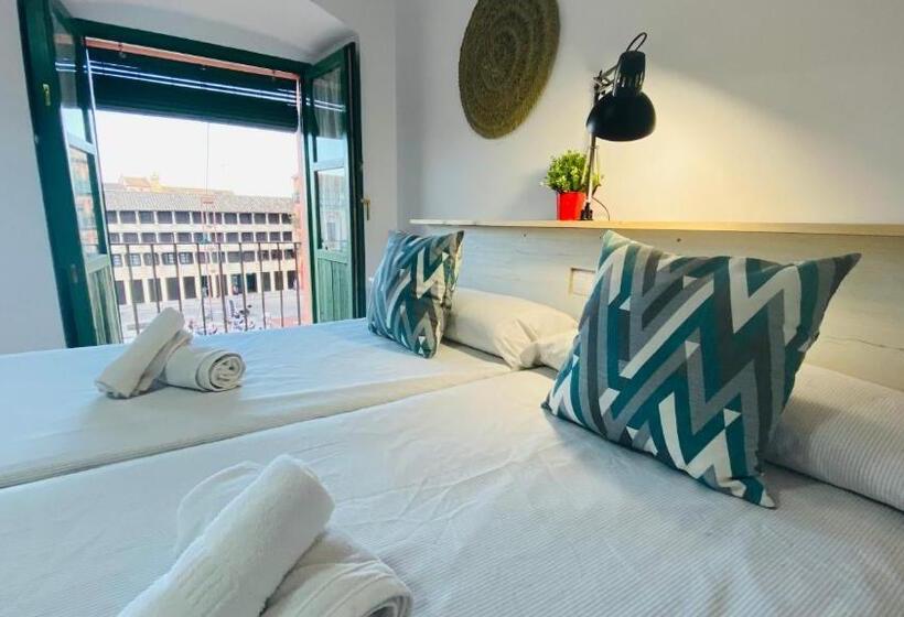 اتاق استاندارد سه تخته با بالکن, Hostel Plaza Mayor Corredera