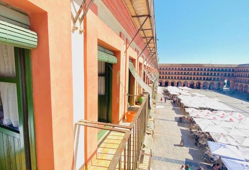 اتاق استاندارد سه تخته با بالکن, Hostel Plaza Mayor Corredera