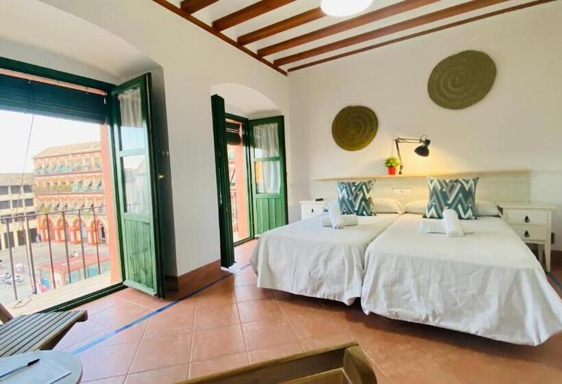 اتاق استاندارد سه تخته با بالکن, Hostel Plaza Mayor Corredera