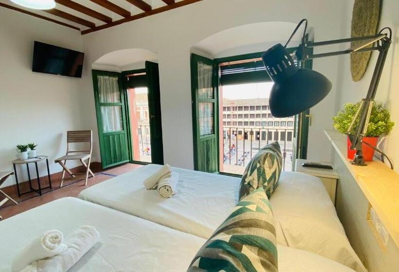 اتاق استاندارد سه تخته با بالکن, Hostel Plaza Mayor Corredera