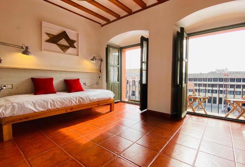 اتاق استاندارد چهارنفره با بالکن, Hostel Plaza Mayor Corredera