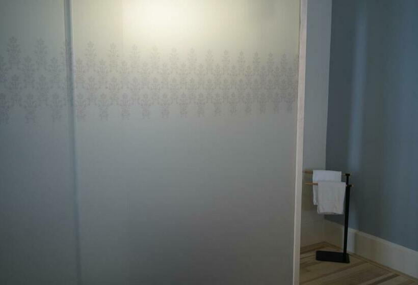 חדר סטנדרט, Erica