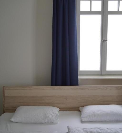 חדר סטנדרט, Erica