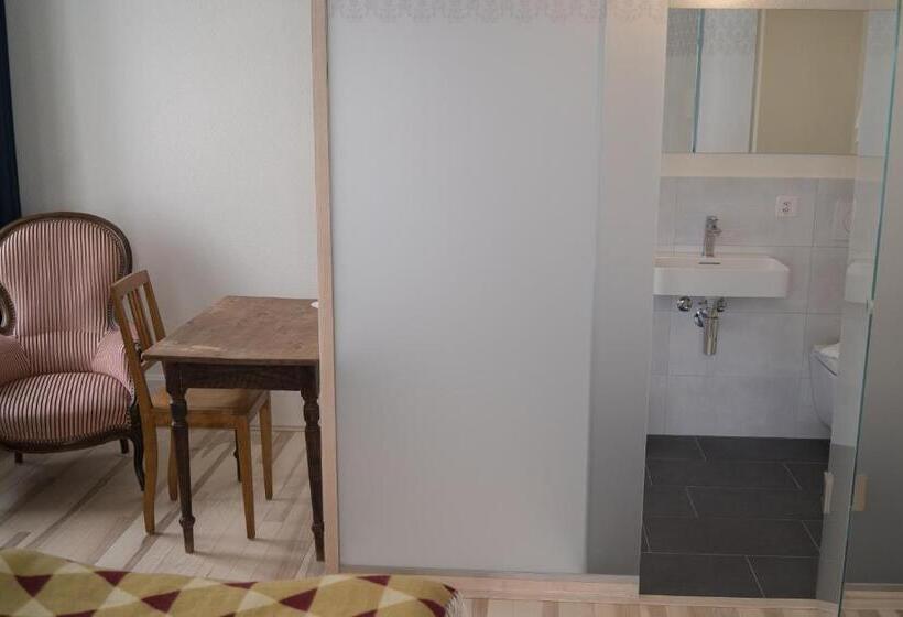 חדר סטנדרט, Erica