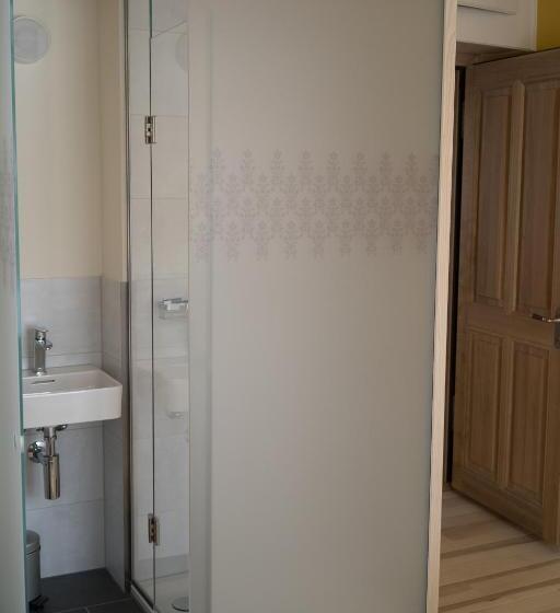 חדר סטנדרט יחיד, Erica