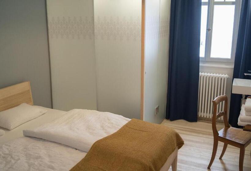 חדר בסיסי, Erica