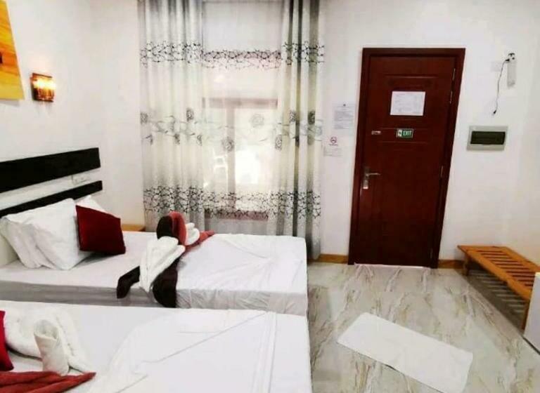 اتاق لوکس, Summer Sky Thoddoo